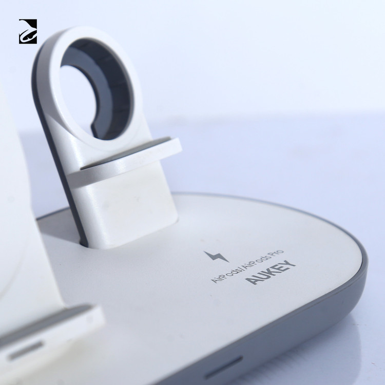 شارژر وایرلس Aukey LC-A3: ایستگاه شارژ هوشمند 3 در 1